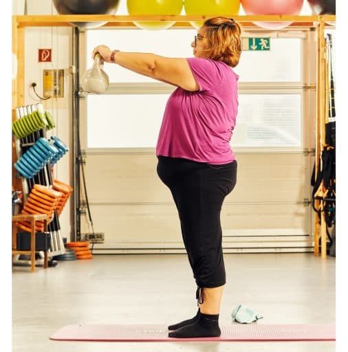 Deelnemer doet een oefening met een kettlebell
